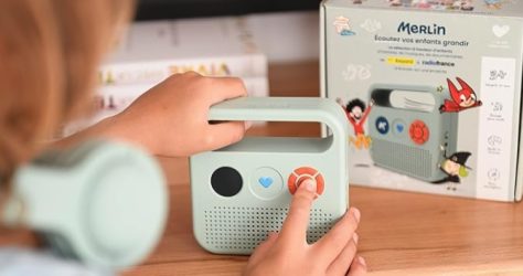 Enfant utilisant une enceinte à histoires