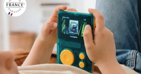Enfant écoutant une histoire interactive