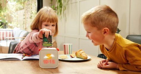 Enfants découvrant une boîte à histoires
