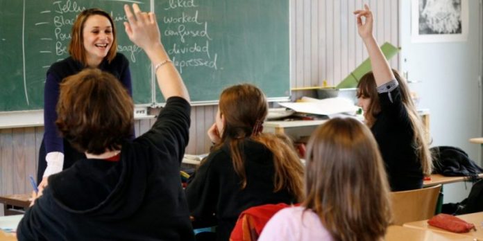 Cours de langue avec des élèves