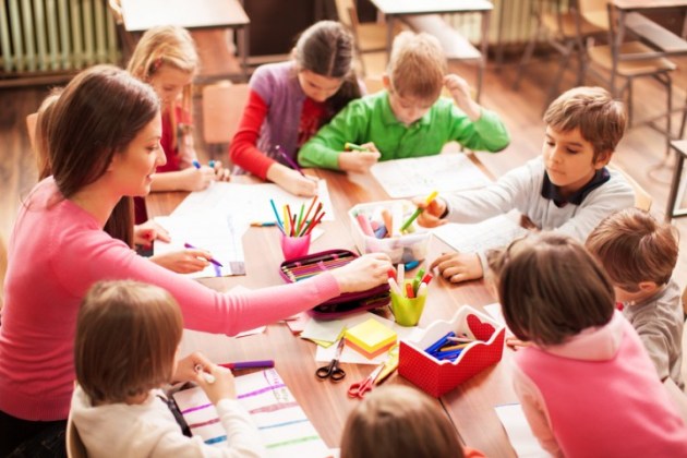 Enfants réunis autour d’une activité créative