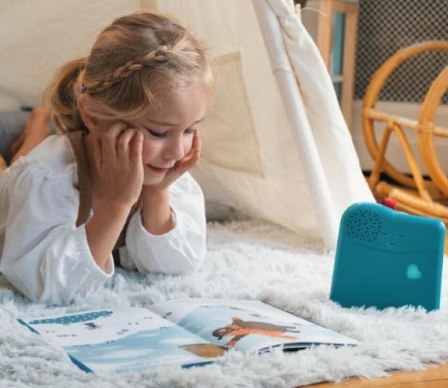 Bookinou est une conteuse qui lit à votre enfant les histoires que vous avez enregistrées